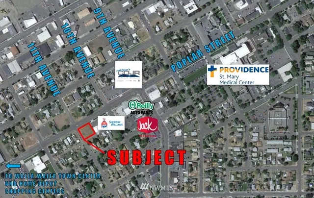 a black and white photo of a living room