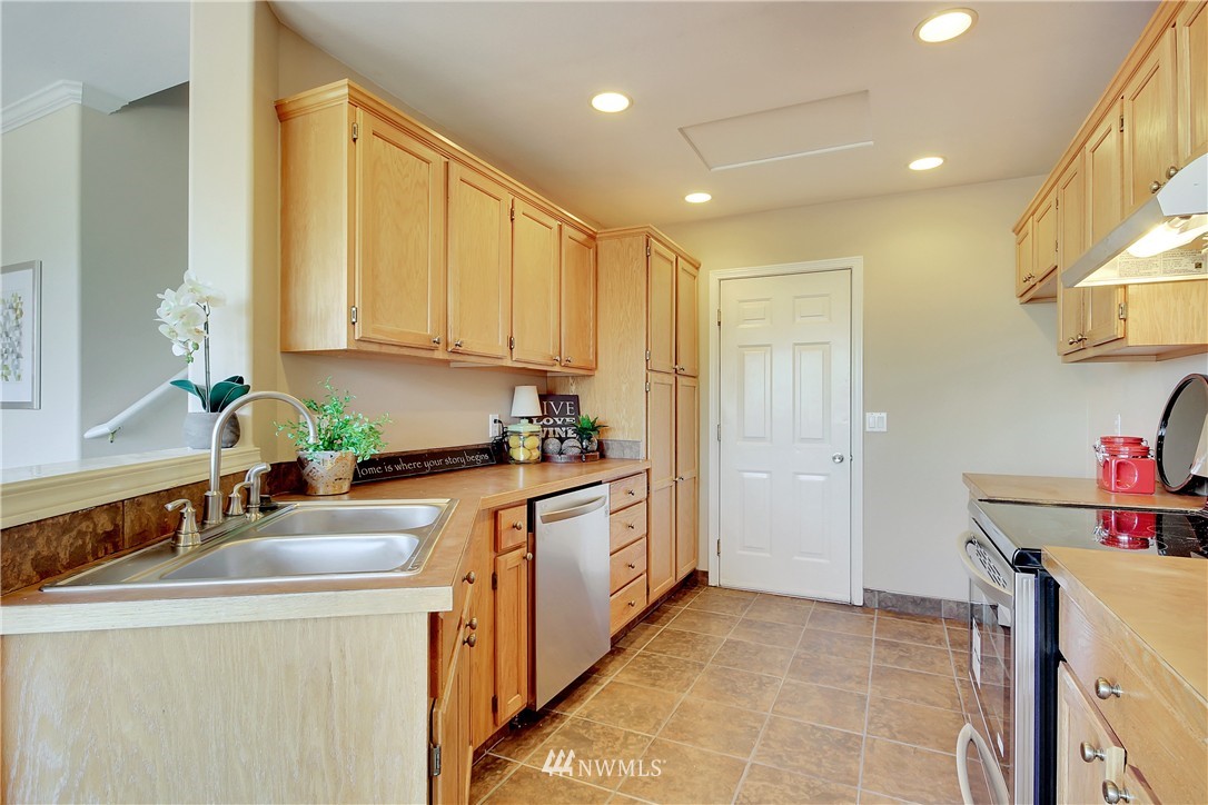 1100 Eagle Ridge Drive South, Unit B Renton, WA 98055 - Photo 5 of 16