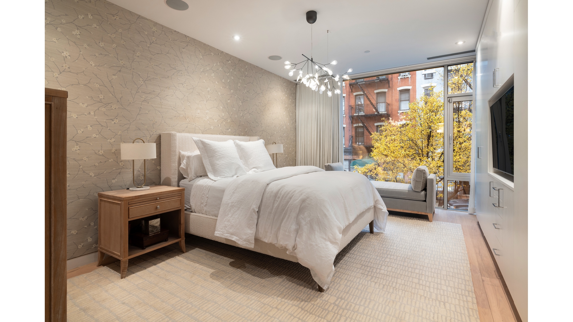 433 East 74th Street, Unit TH/1B Manhattan, NY 10021 - Photo 6 of 15 a spacious bedroom with a bed and a chandelier