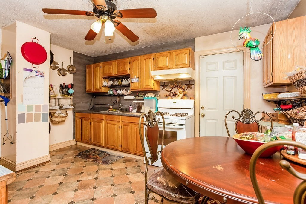 45 Leitch Street Springfield, MA 01109 - Photo 7 of 24