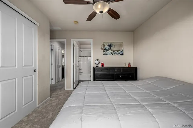 a view of entryway with a ceiling fan