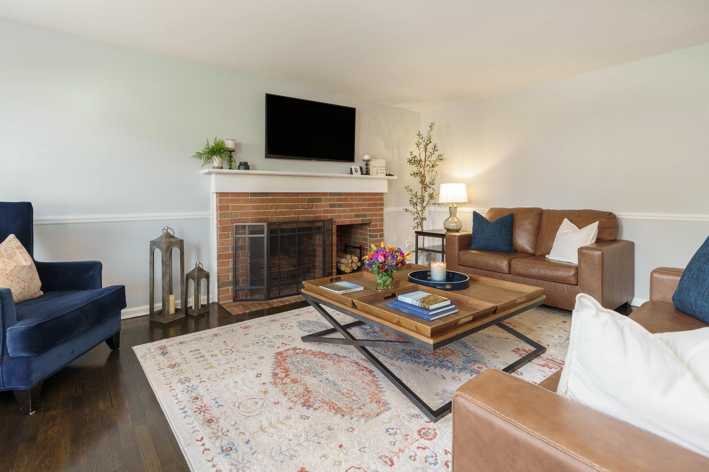 1437 Reymond Road Columbus, OH 43220 - Photo 3 of 37 Family Room
