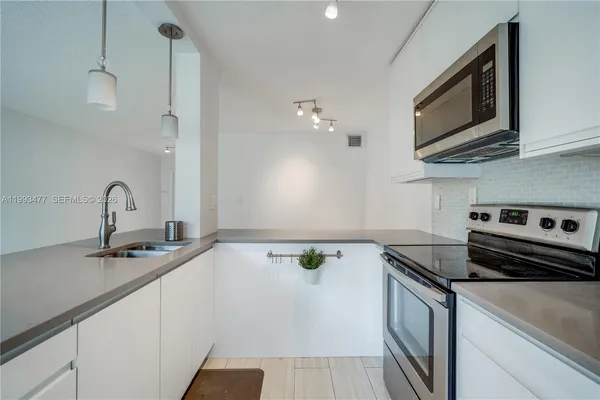 $2,200 | 13924 Southwest 90th Terrace, Unit 13924, Miami, FL 33186