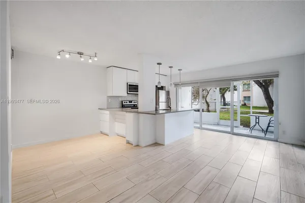 $2,200 | 13924 Southwest 90th Terrace, Unit 13924, Miami, FL 33186