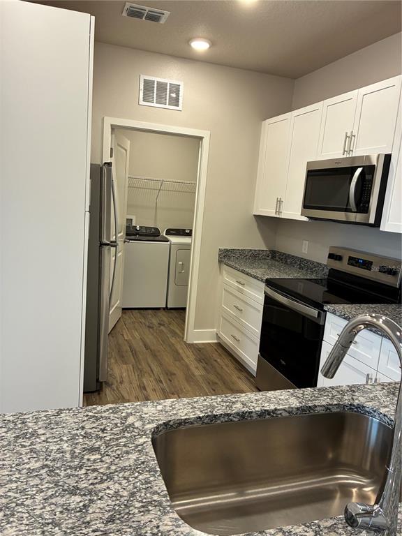 801 Naval Ave Mount, Unit 2203 Mount Dora, FL 32757 - Photo 8 of 16 a living room with stainless steel appliances kitchen island granite countertop a stove and a sink
