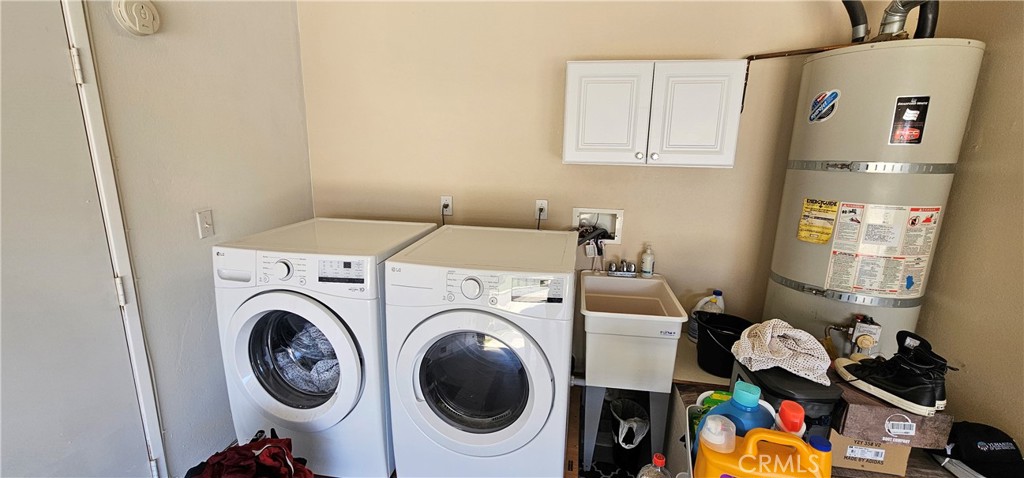 1650 Ravenswood Road Beaumont, CA 92223 - Photo 33 of 42 a utility room with dryer and washer