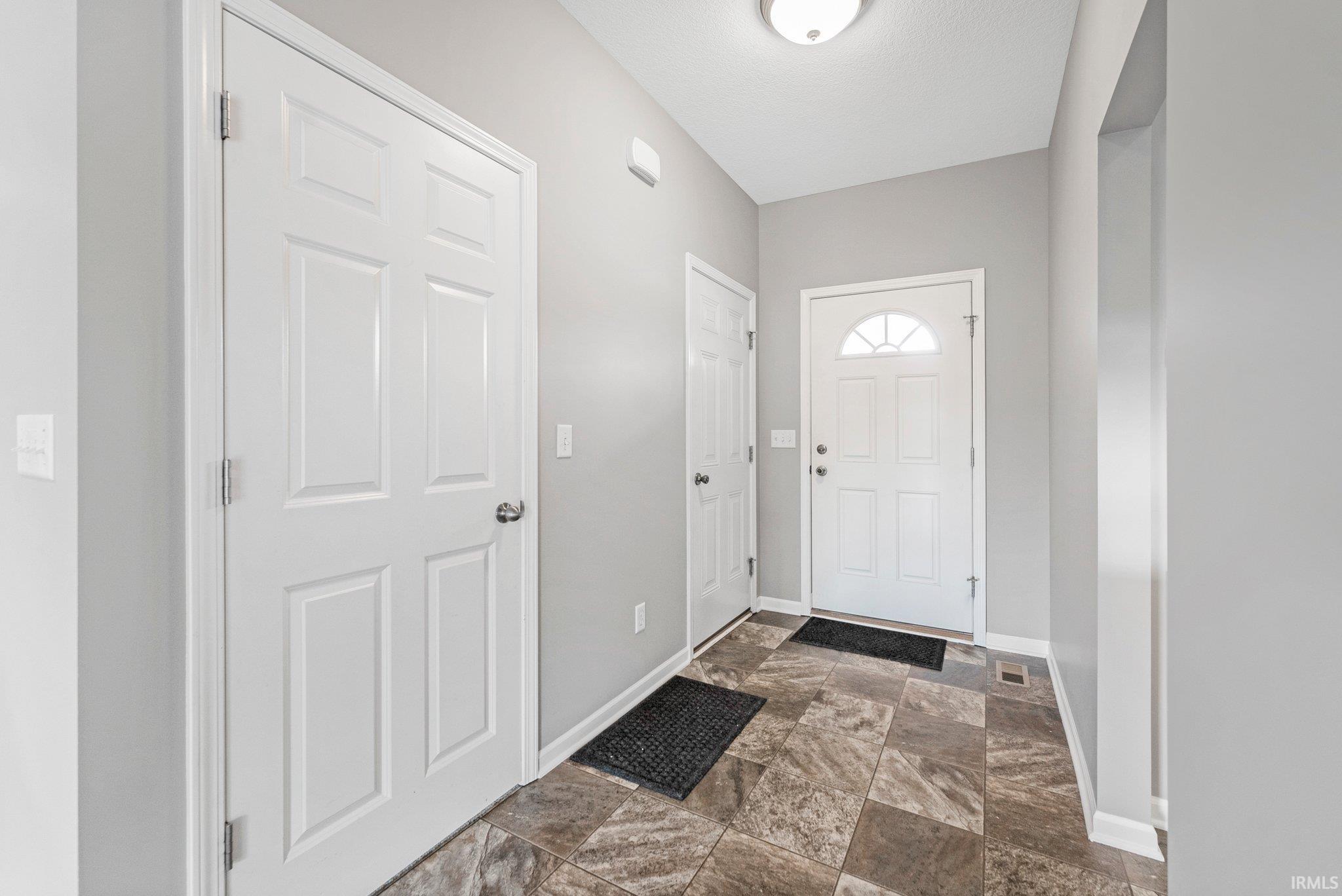 826 Clairborne Drive Fort Wayne, IN 46818 - Photo 9 of 32