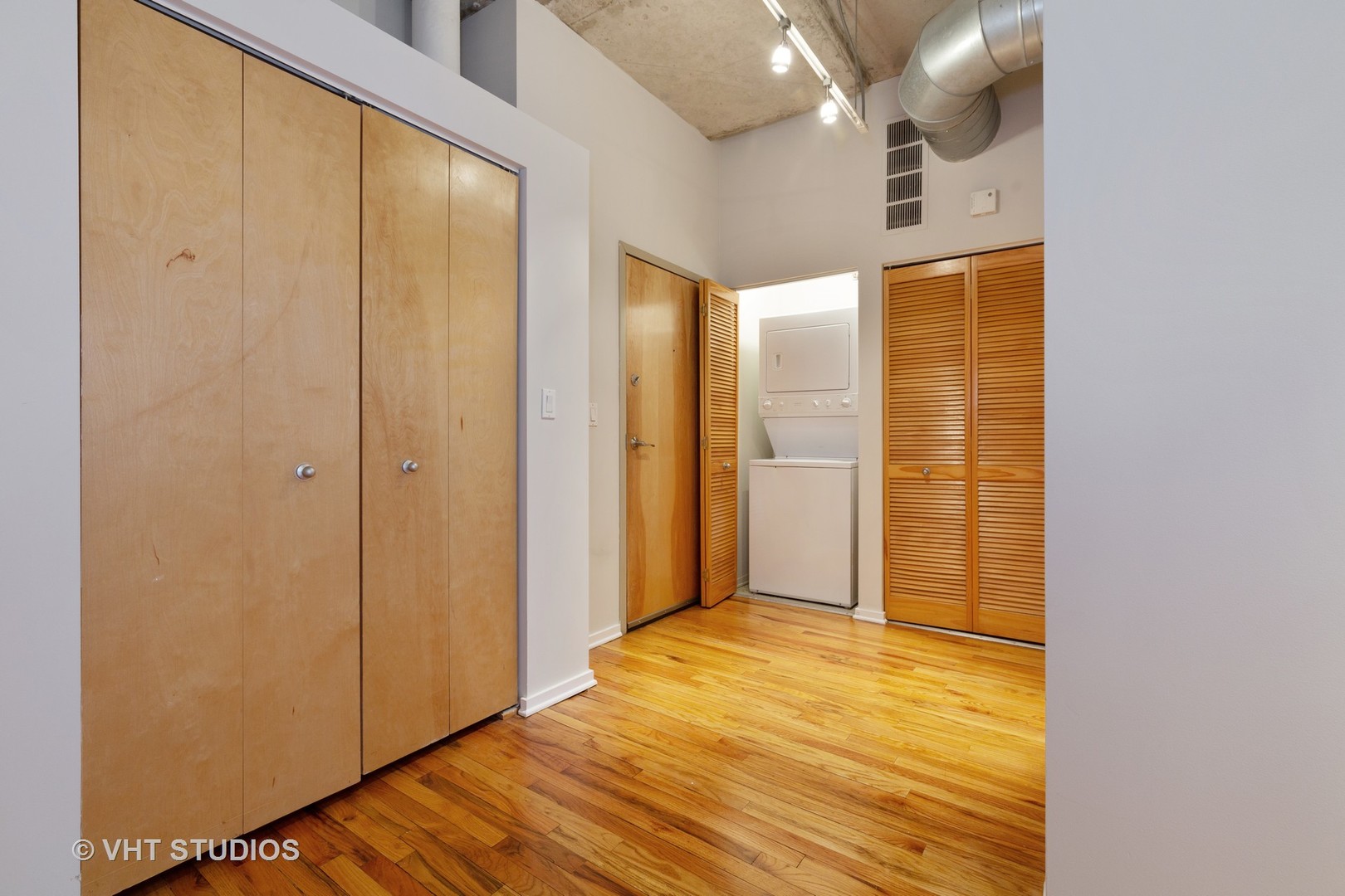 6 South Laflin Street, Unit 807S Chicago, IL 60607 - Photo 16 of 18 a view of a bathroom with a shower