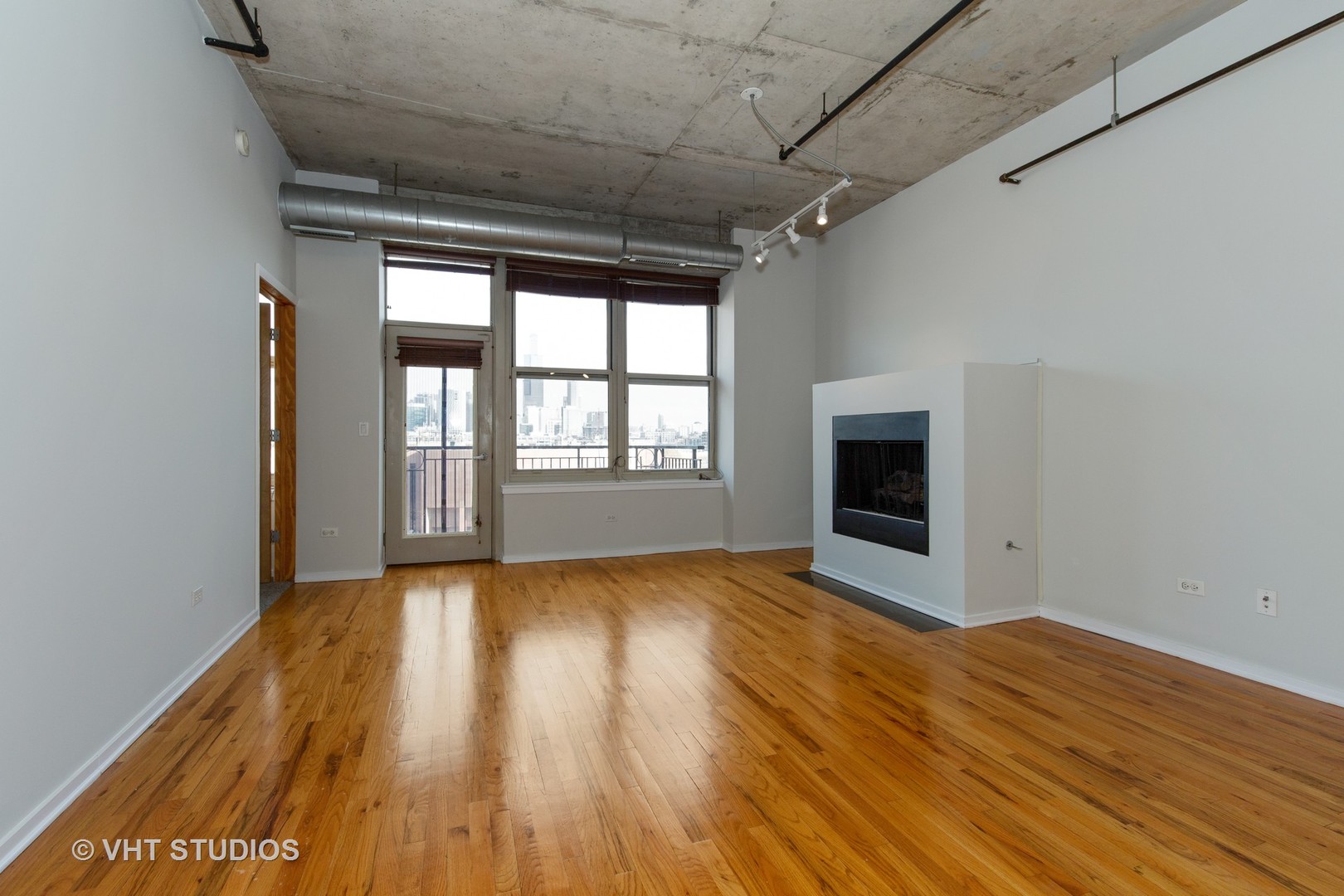 6 South Laflin Street, Unit 807S Chicago, IL 60607 - Photo 5 of 18 a view of an empty room with wooden floor and a window