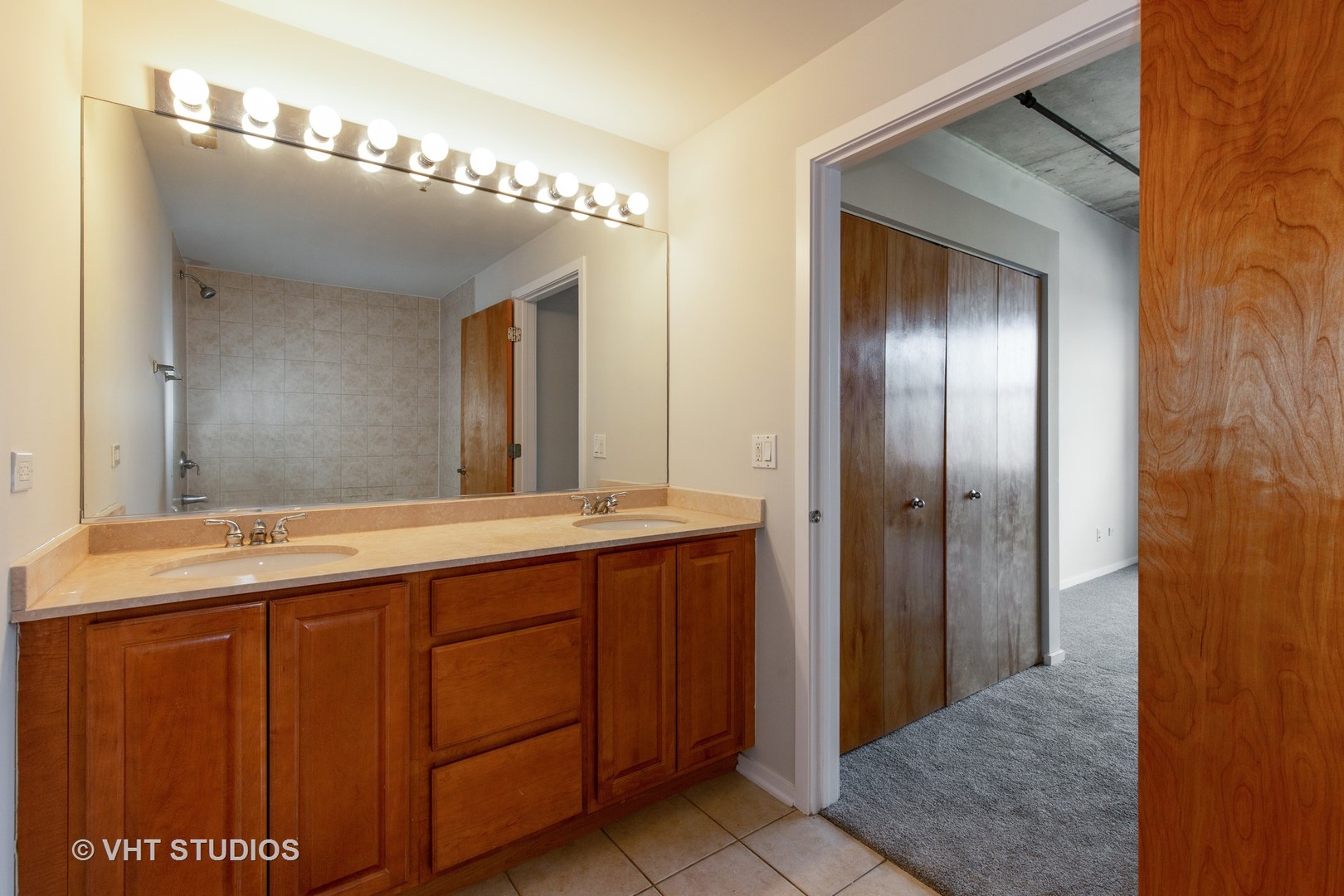 6 South Laflin Street, Unit 807S Chicago, IL 60607 - Photo 8 of 18 a bathroom with a sink and a mirror