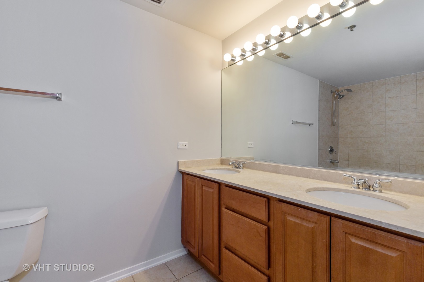 6 South Laflin Street, Unit 807S Chicago, IL 60607 - Photo 9 of 18 a bathroom with a sink and a mirror