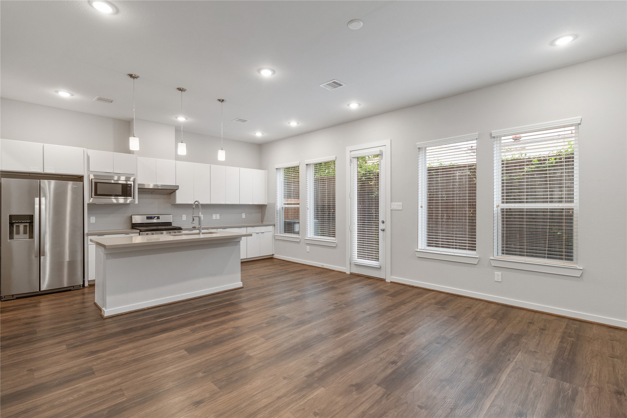 602 Thornton Road, Unit C Houston, TX 77018 - Photo 3 of 16 Open concept kitchen/living room design.