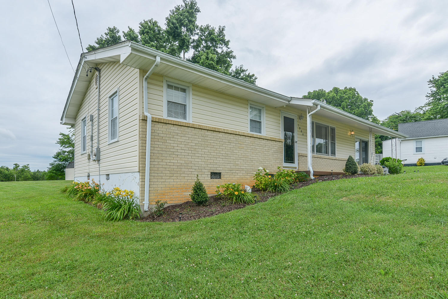 1904 Indian Ridge Road Johnson City, TN 37604 - Photo 3 of 30 1904 Indian front left