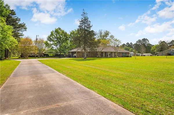$300,000 | 43 Vit Road, Pineville, LA 71360