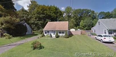 a view of a house with backyard
