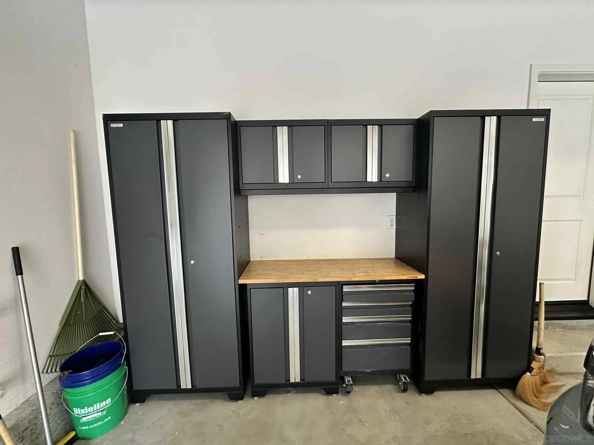 1958 P.º Lugo Chula Vista, CA 91913 - Photo 54 of 68 a view of room with door