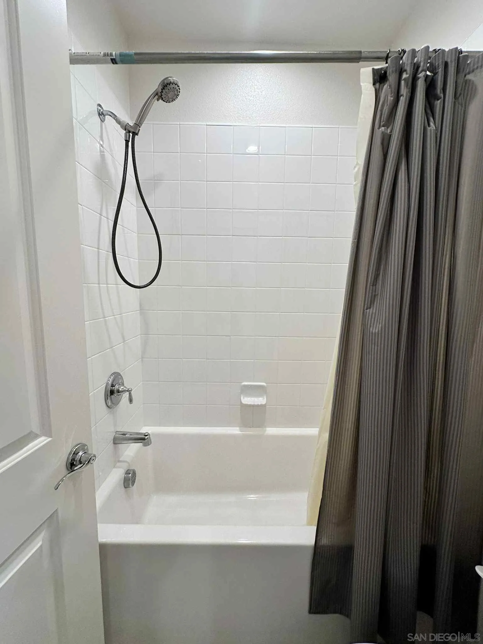 1958 P.º Lugo Chula Vista, CA 91913 - Photo 56 of 68 a bathroom with a bathtub