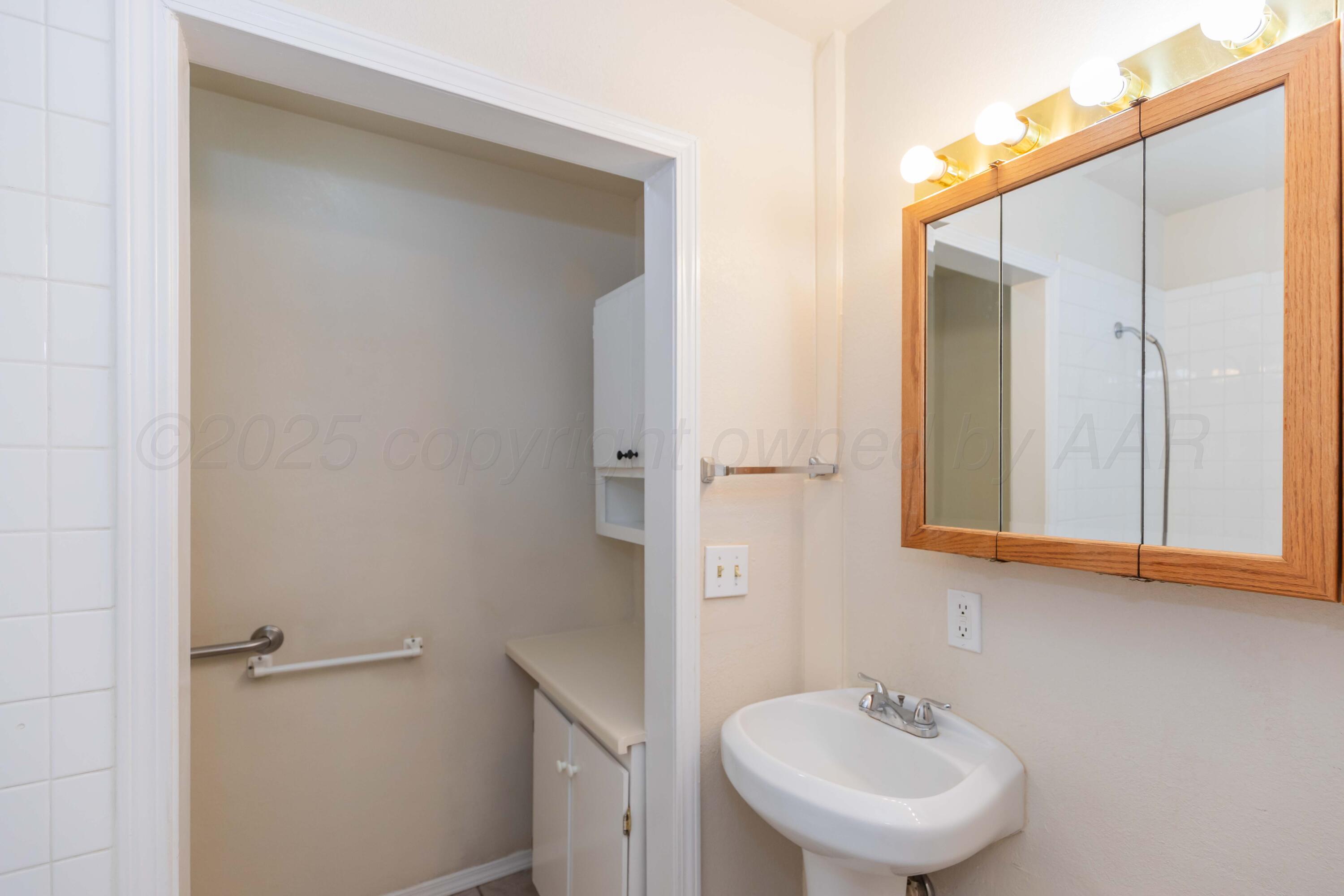 5230 Royce Drive Amarillo, TX 79110 - Photo 41 of 57 BATHROOM 3 VIEW 2