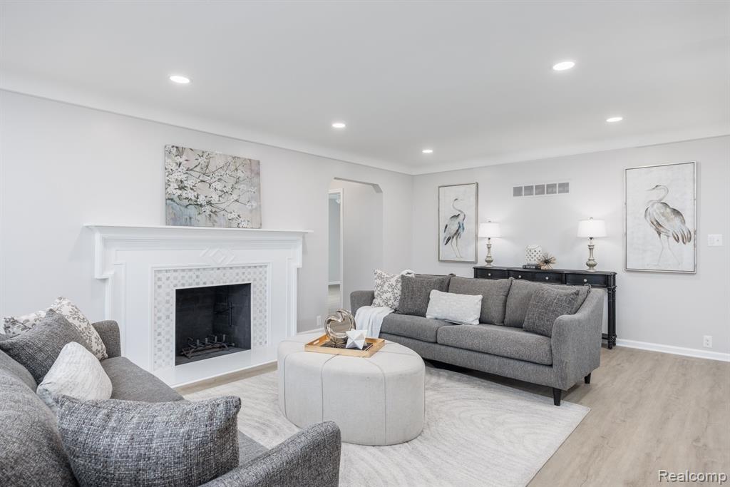 1337 Torrey Road Grosse Pointe Woods, MI 48236 - Photo 5 of 31