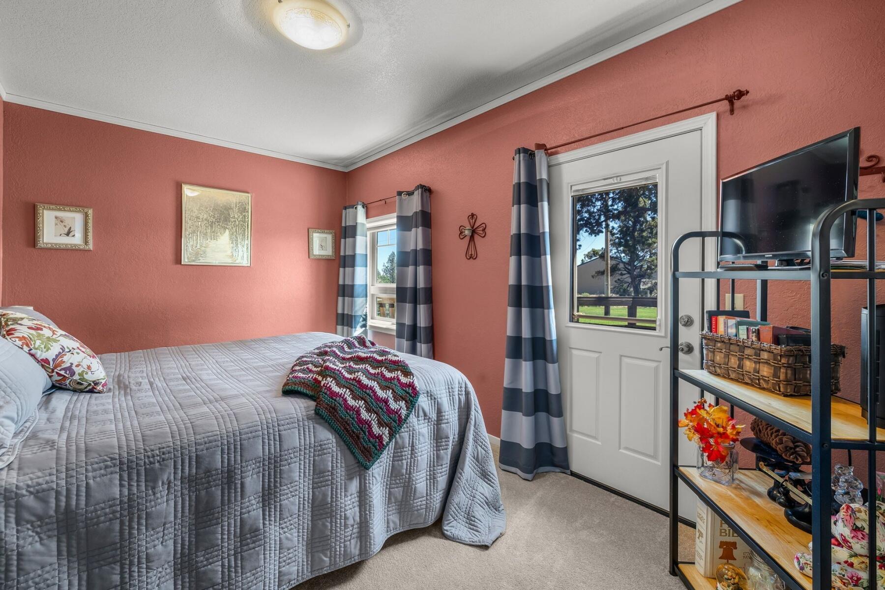 62610 Erickson Road Bend, OR 97701 - Photo 21 of 40 Bedroom #2
