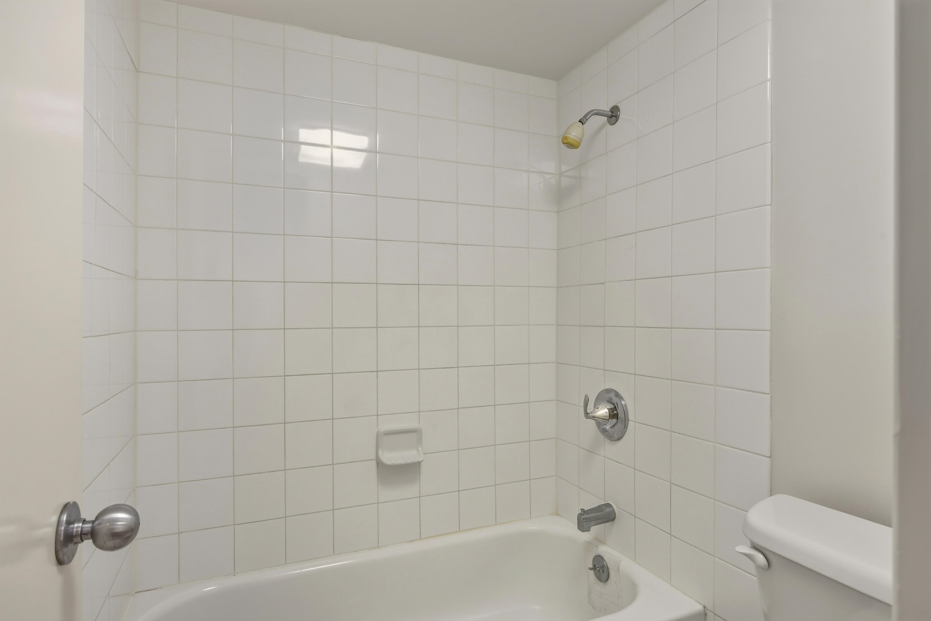 475 Front Street, Unit 334 Lahaina, HI 96761 - Photo 12 of 36 a bathroom with a bathtub and toilet