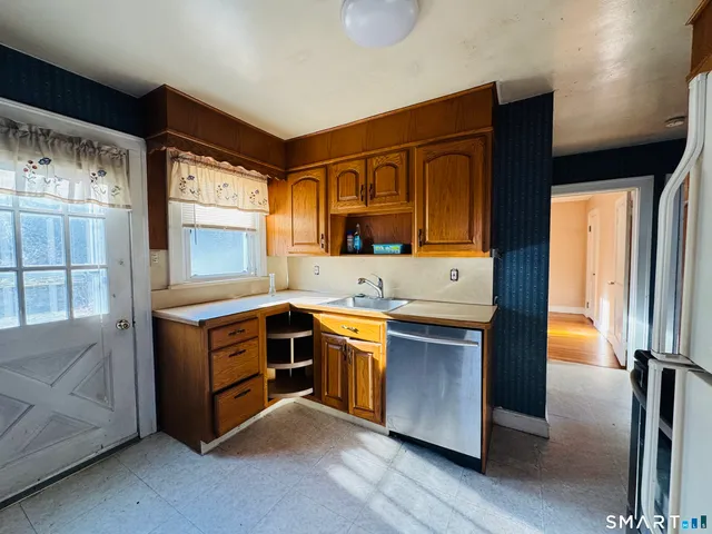 $279,900 | 11 Ford Avenue, Norwich, CT 06360