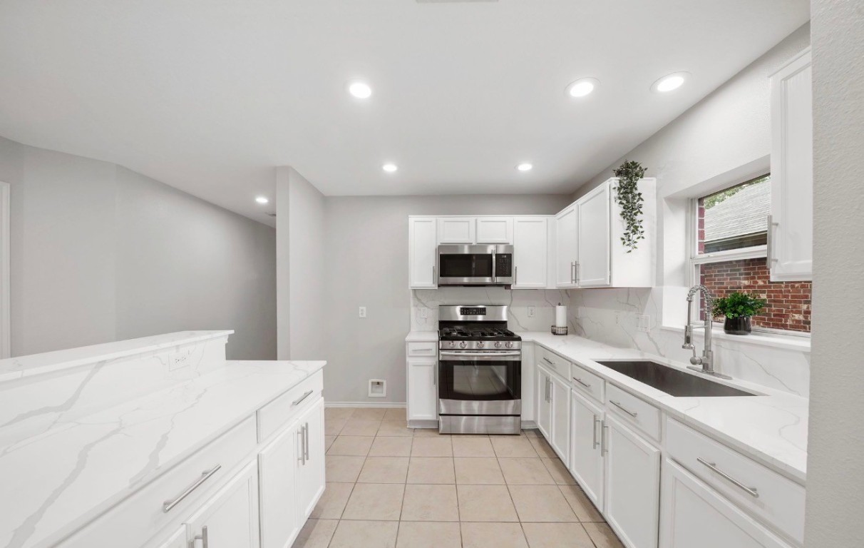 2114 Forest Ranch Drive Houston, TX 77049 - Photo 12 of 19 primary bath