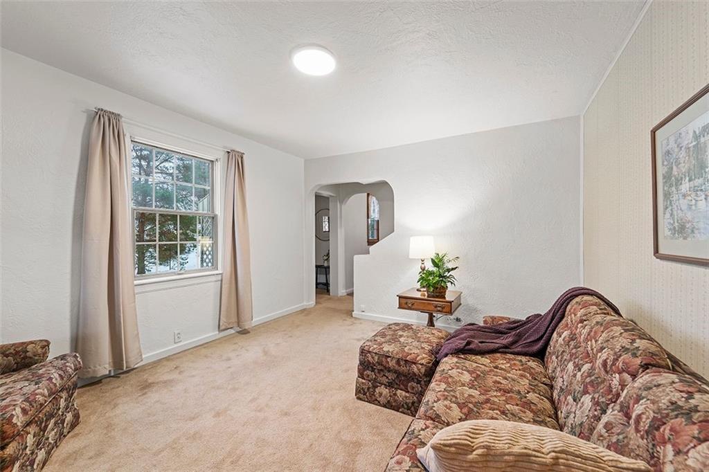 47 Ewing Road McKees Rocks, PA 15136 - Photo 3 of 28 Cozy living room