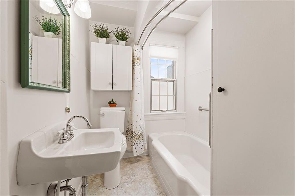 47 Ewing Road McKees Rocks, PA 15136 - Photo 10 of 28 Main level primary bath