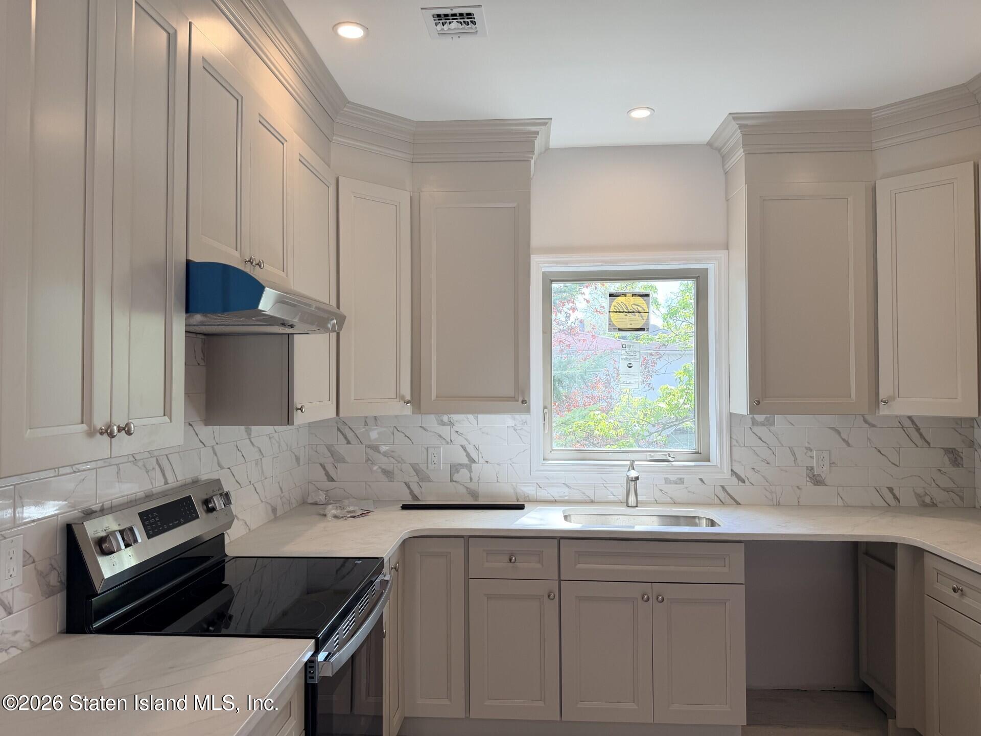487 Woodrow Road Staten Island, NY 10312 - Photo 10 of 21 f64be019-7fc8-45b0-9aba-10265f9c3adb