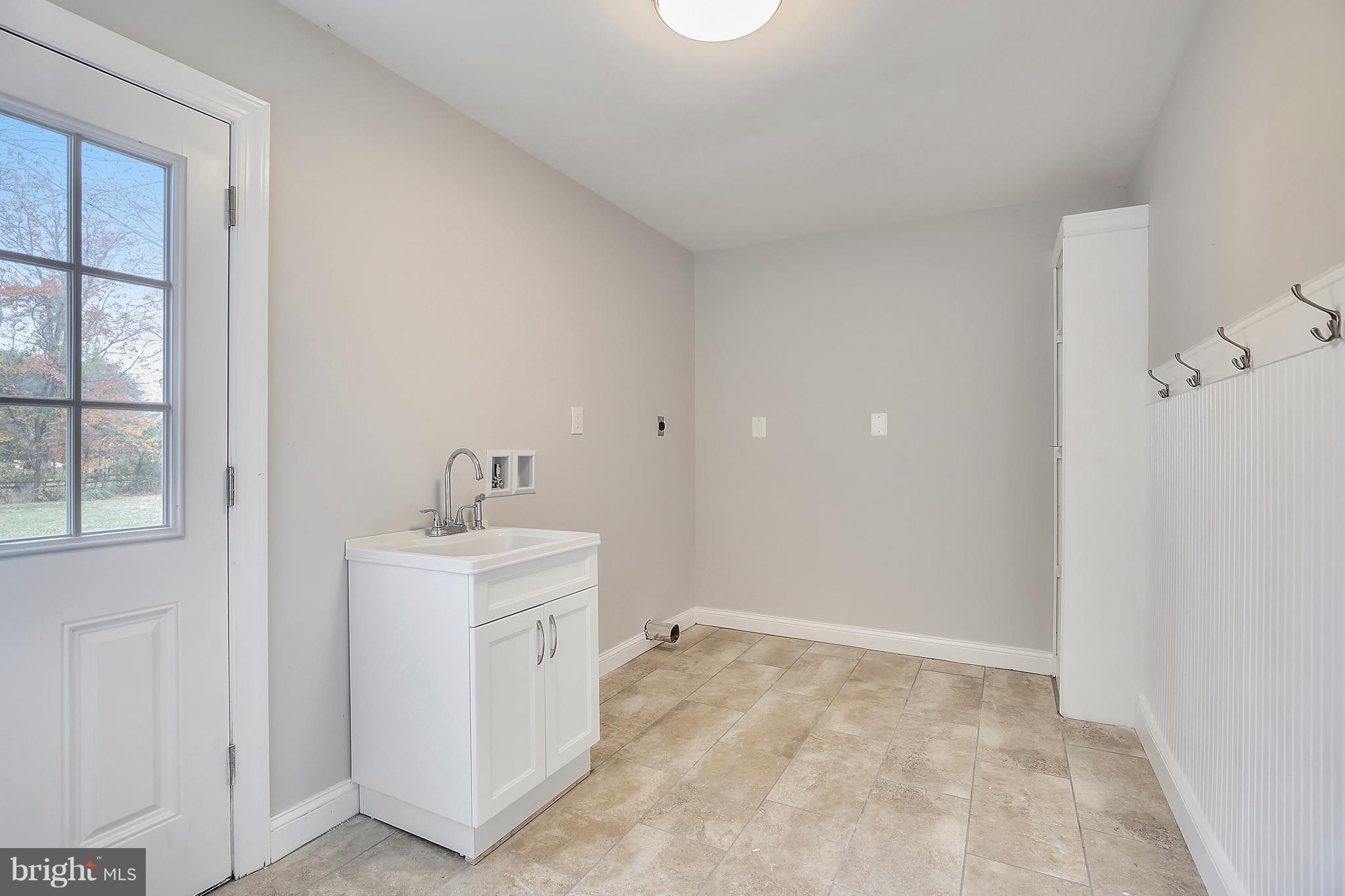 12603 Worthington Ridge Road Reisterstown, MD 21136 - Photo 13 of 30 Mudroom/ Laundry area