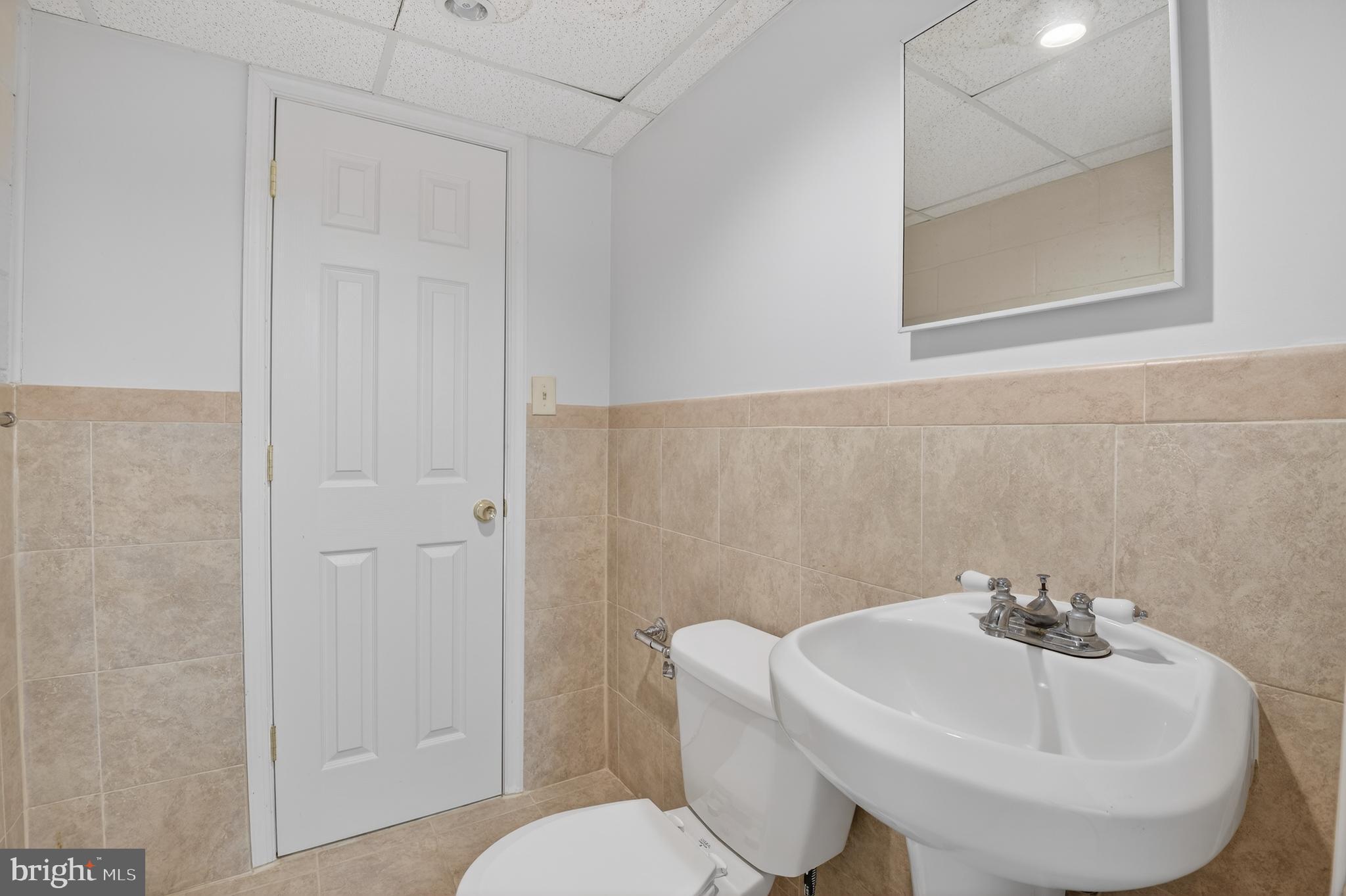 19144 Roman Way Gaithersburg, MD 20886 - Photo 28 of 31 a bathroom with a sink and a toilet