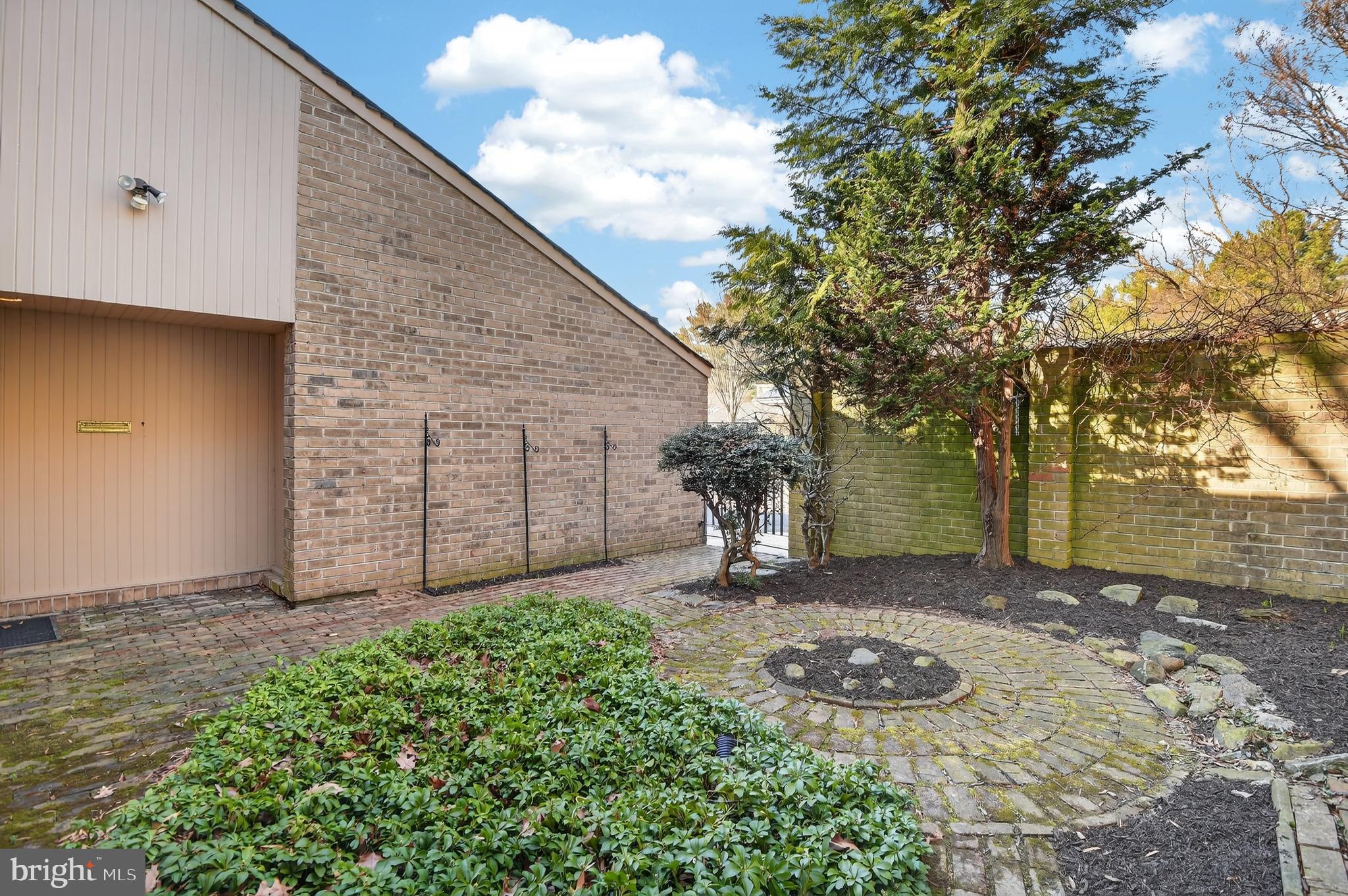 19144 Roman Way Gaithersburg, MD 20886 - Photo 4 of 31 a backyard of a house with lots of green space