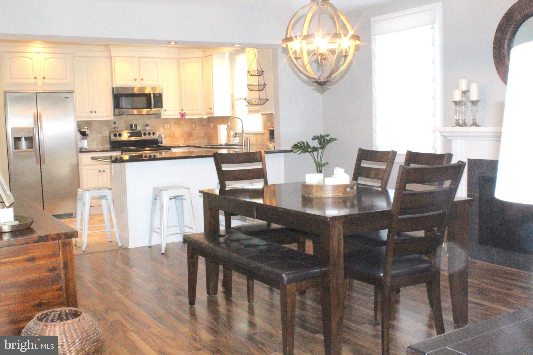 313 Madison Road Springfield, PA 19064 - Photo 12 of 32 Open floor plan with kitchen breakfast Bar