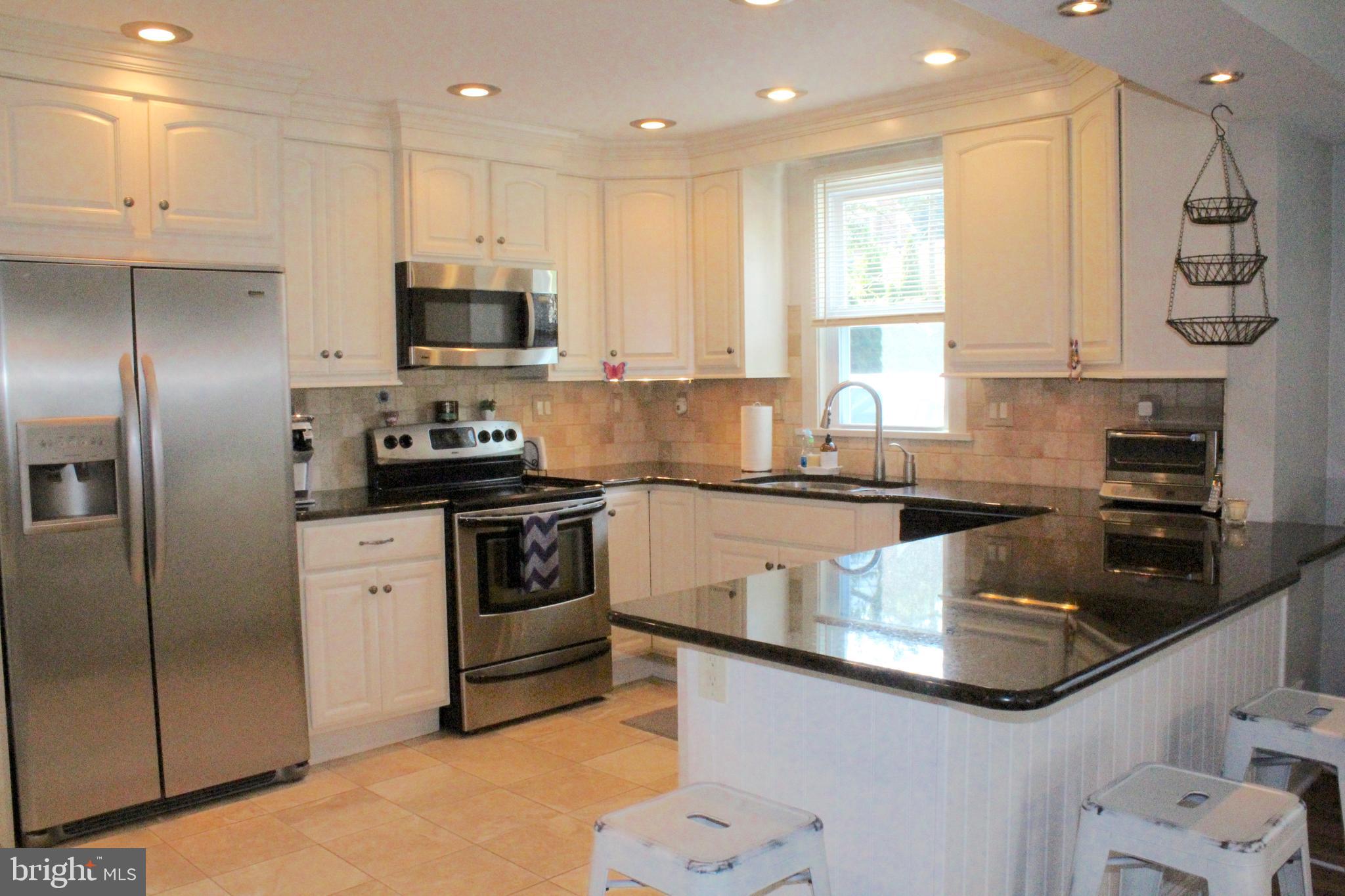 313 Madison Road Springfield, PA 19064 - Photo 14 of 32 Kitchen breakfast bar