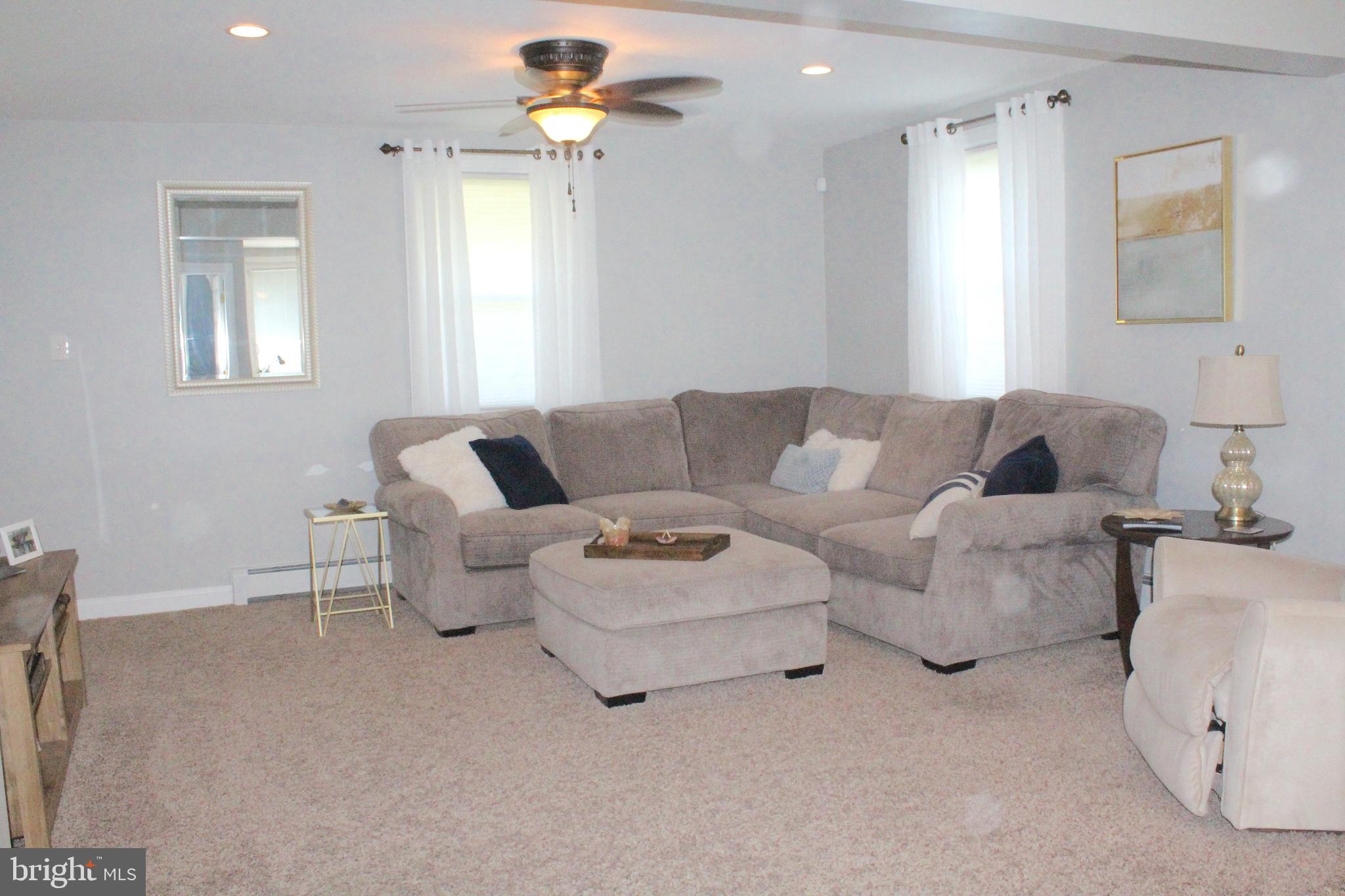 313 Madison Road Springfield, PA 19064 - Photo 4 of 32 Living Room