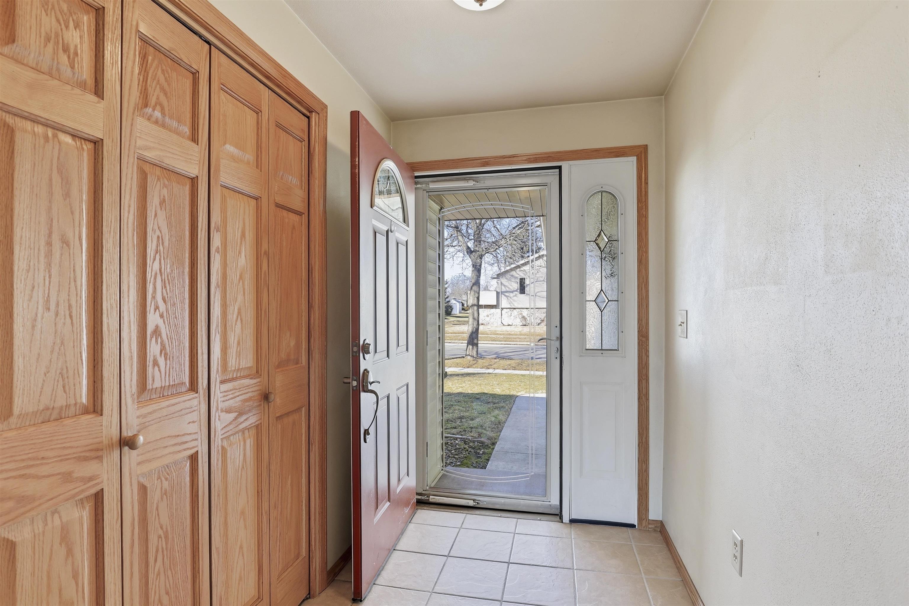 907 East Florida Avenue Appleton, WI 54911 - Photo 2 of 32