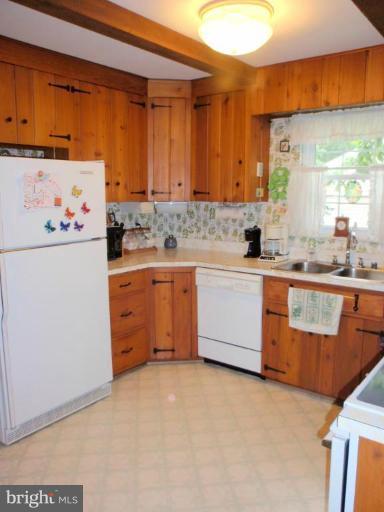 8600 Briarcroft Lane Laurel, MD 20708 - Photo 18 of 25 Kitchen