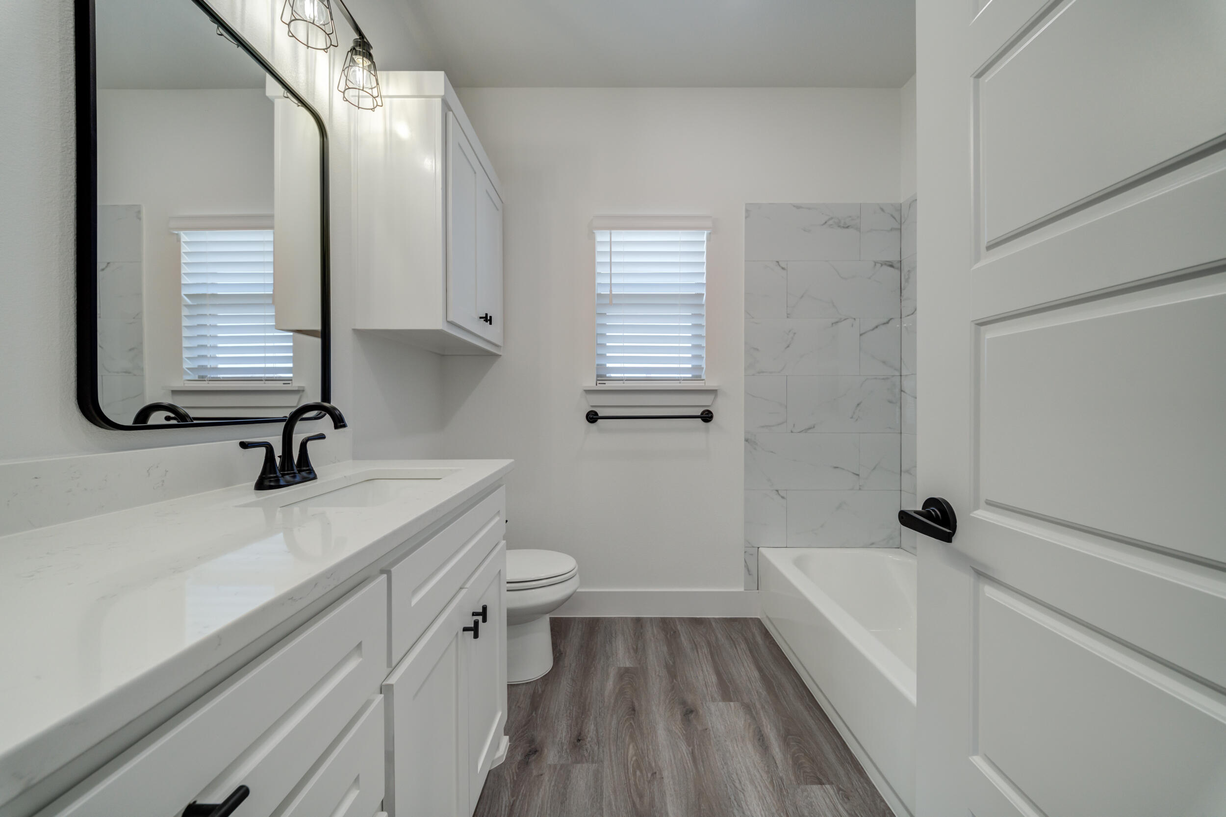 7522 56th Street Lubbock, TX 79407 - Photo 28 of 47 a bathroom with a sink a toilet and a bathtub
