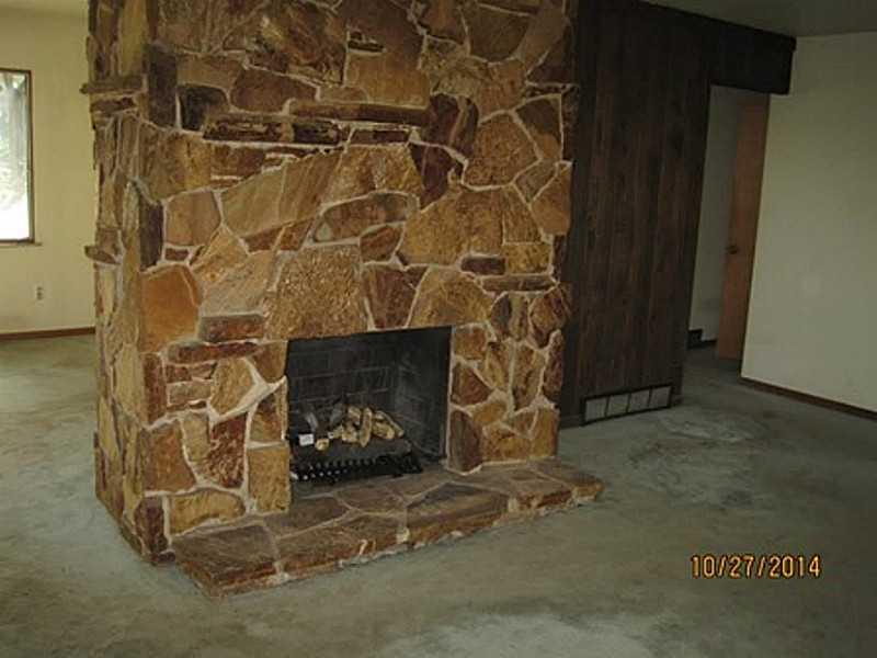 1084 Redstone Road Washington, PA 15301 - Photo 3 of 10 Living Room.