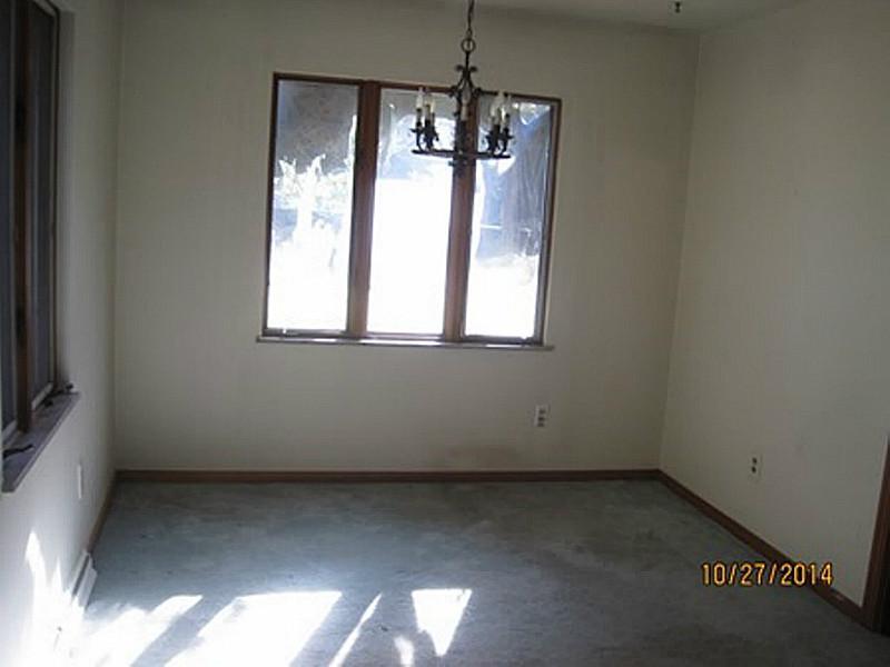 1084 Redstone Road Washington, PA 15301 - Photo 4 of 10 Dining Room.