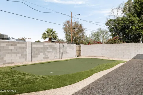 a view of a backyard