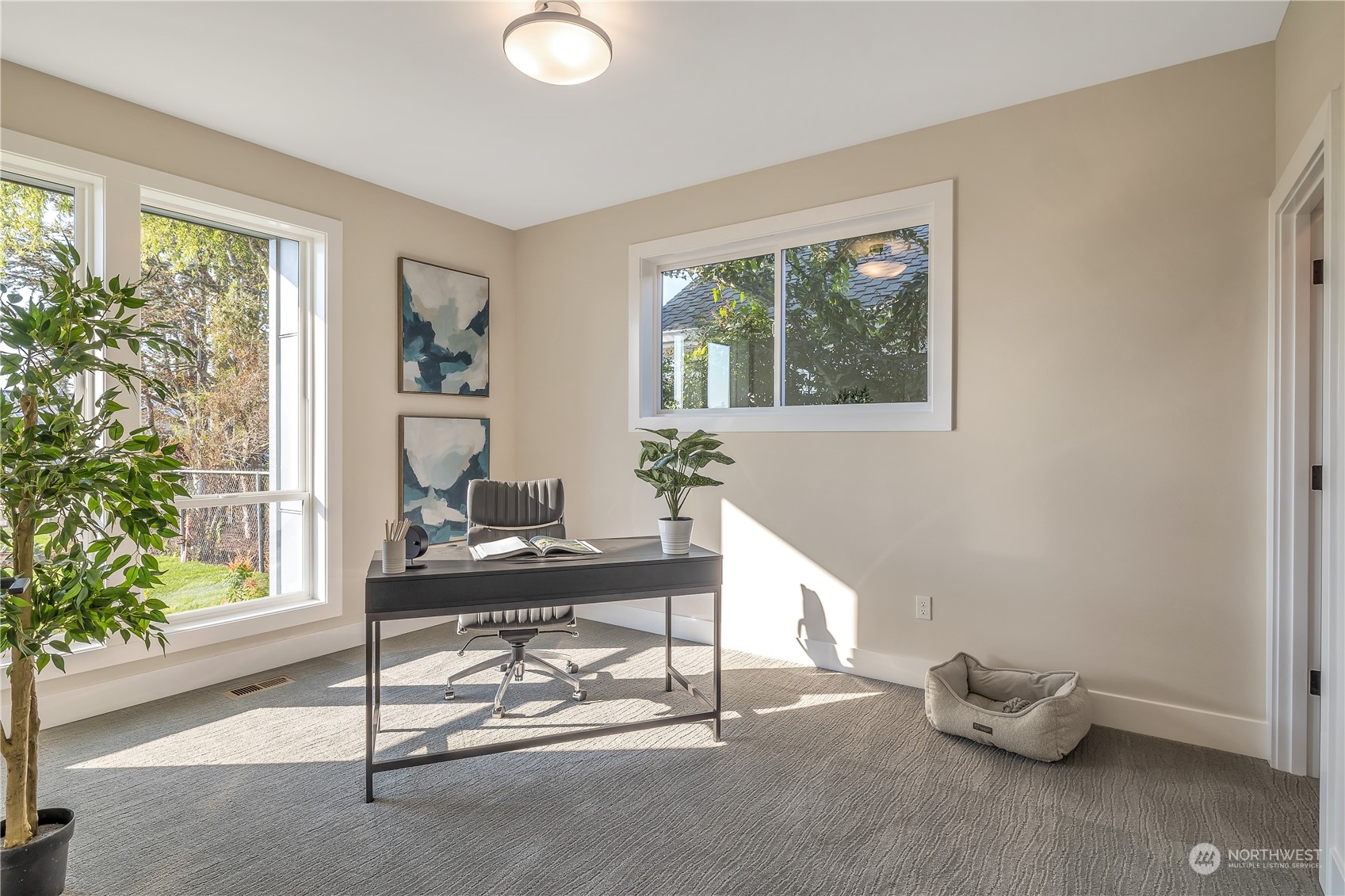 421 Rockefeller Avenue Everett, WA 98201 - Photo 15 of 35 a living room with furniture and a potted plant
