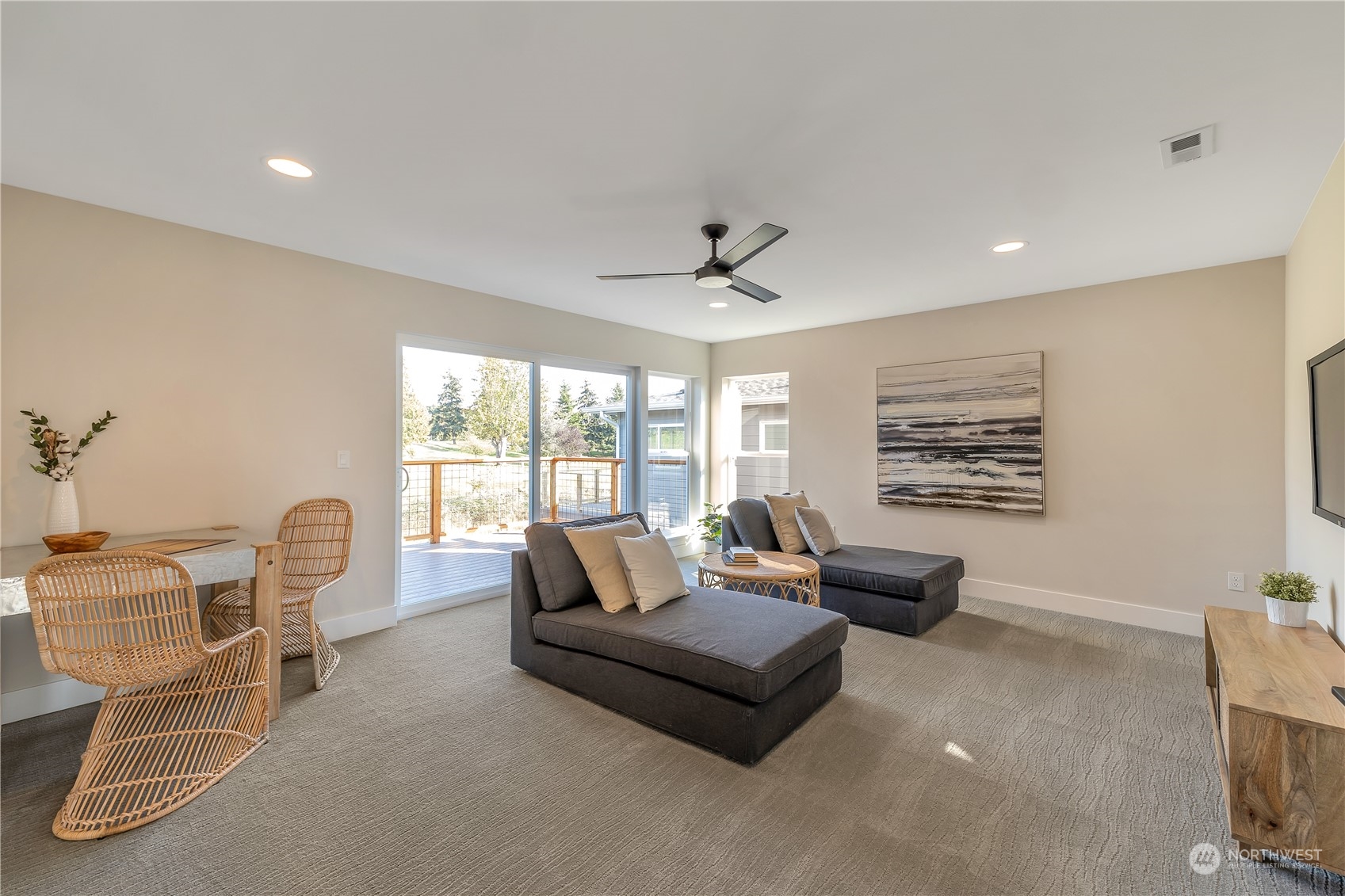421 Rockefeller Avenue Everett, WA 98201 - Photo 27 of 35 a living room with furniture and a window