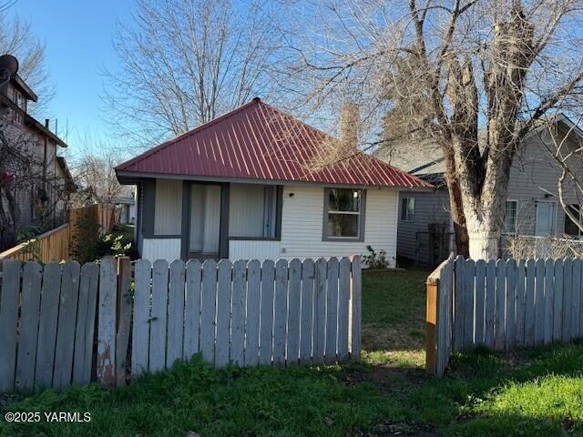 1006 Maple Way Zillah, WA 98953 - Photo 2 of 11 front