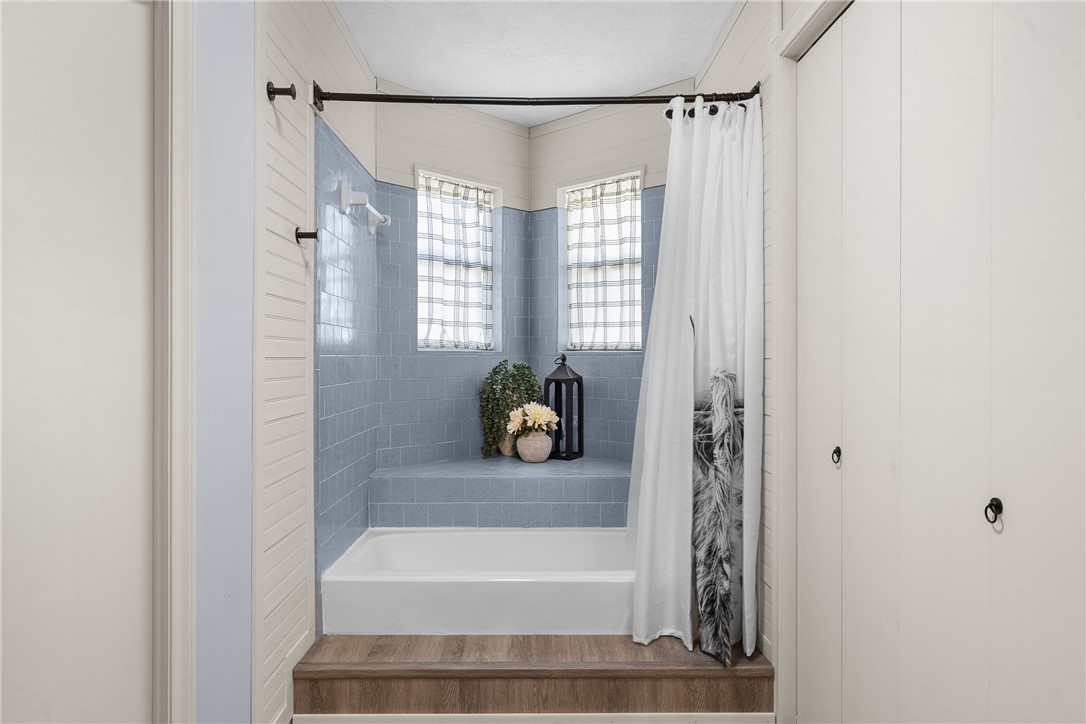 2098 Cedar Creek Road Hearne, TX 77859 - Photo 12 of 18 a bathroom with a bathtub and shower