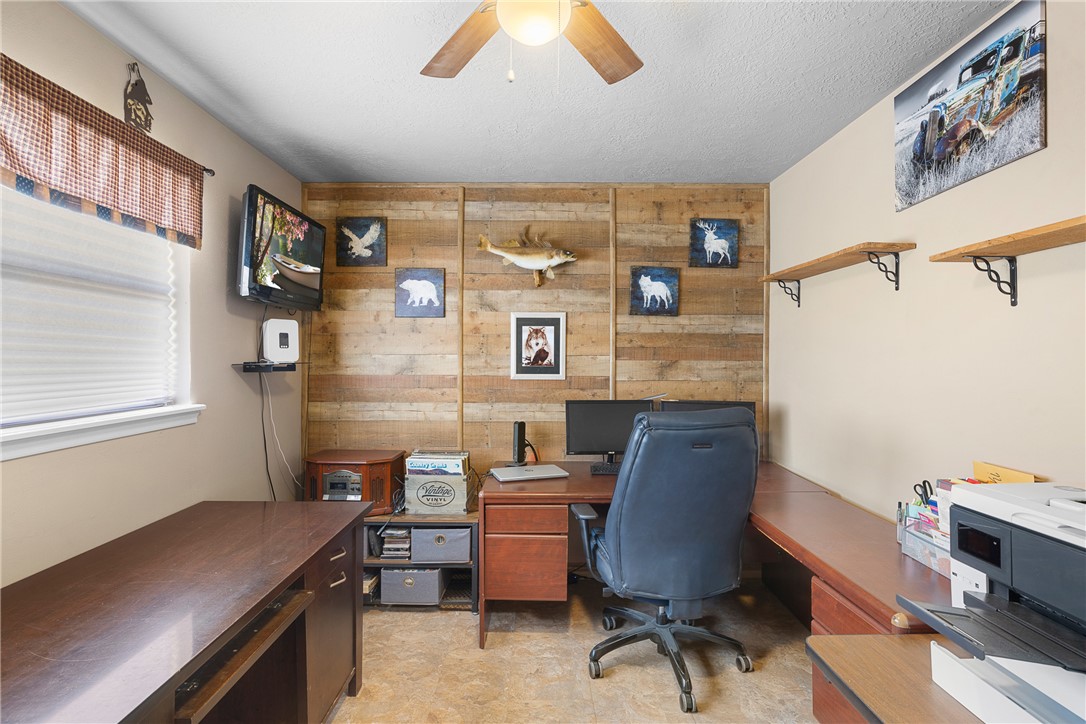2098 Cedar Creek Road Hearne, TX 77859 - Photo 14 of 18 a workspace with furniture