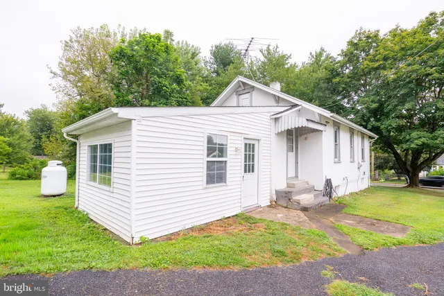 a view of empty room with window
