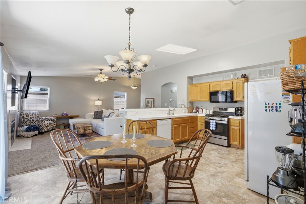 5716 March Meadows Way Bakersfield, CA 93313 - Photo 14 of 47