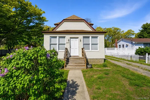 $695,000 | 2284 Ocean Avenue, Ronkonkoma, NY 11779